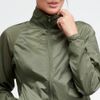 jaqueta-corta-vento-windblock-feminina-verde-olive-para-atividades-solo-3